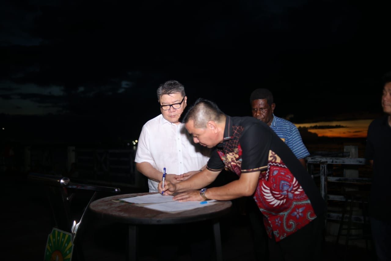 Bupati Kaimana, Freddy Thie, resmi menandatangani kesepakatan bersama dengan Blue Institute Nusantara dan Pemerintah Kabupaten Kaimana. ( Foto : Humas  Kab, Kaimana for Jatimkini.com )