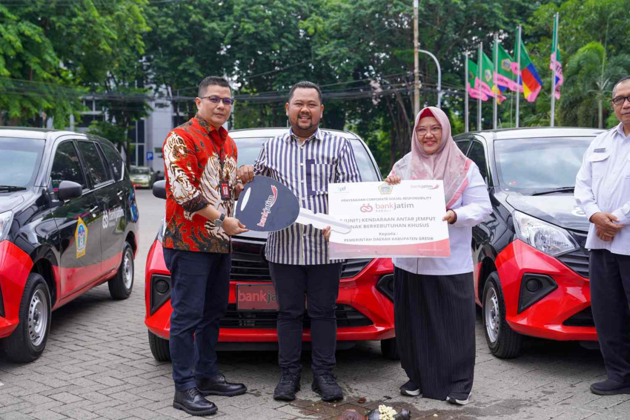 Bank Jatim salurkan bantuan 3 unit mobil operasional sebagai fasilitas antar jemput siswa berkebutuhan khusus di Gresik. Foto : BJTM