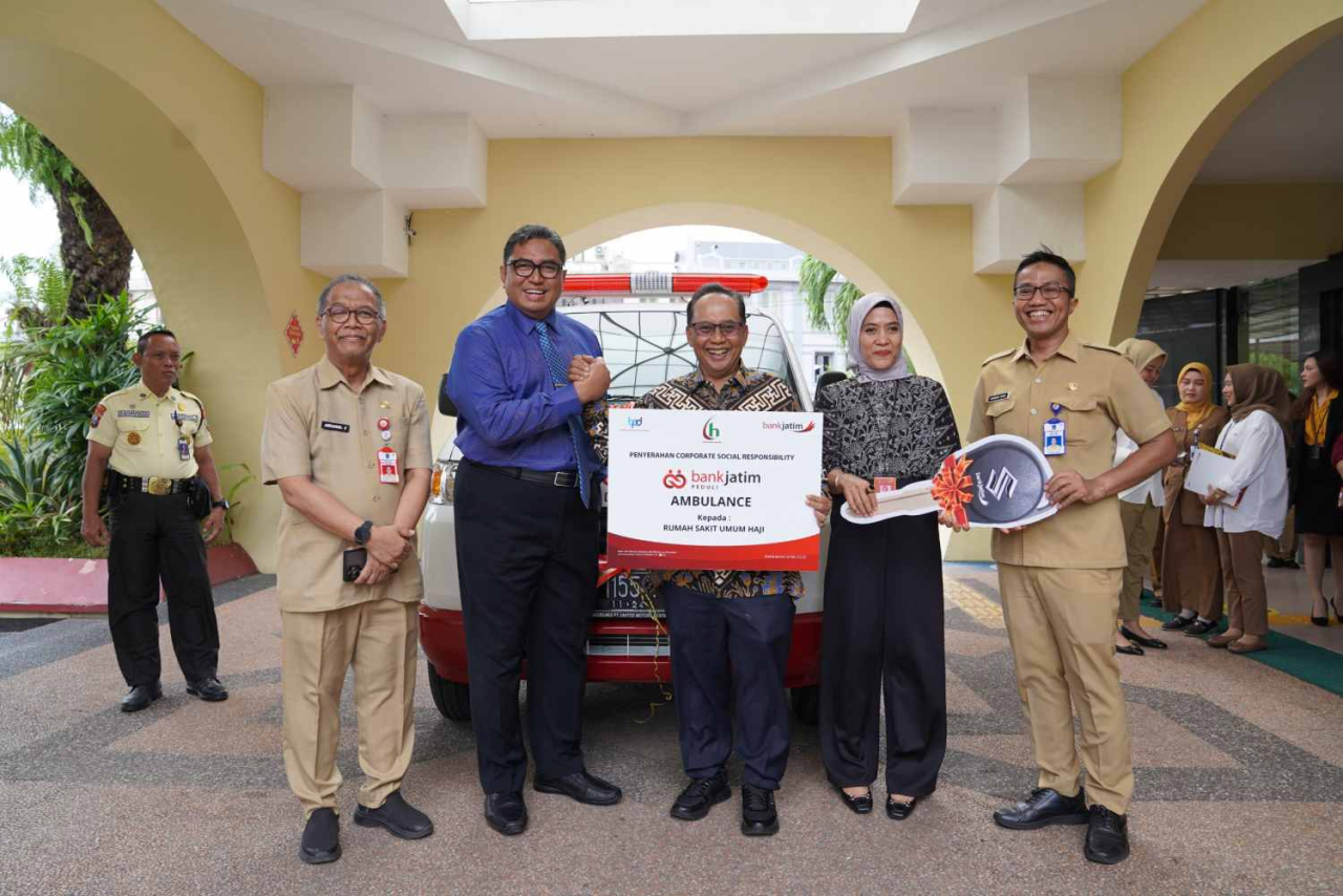 Kegiatan penyerahan bantuan CSR ambulance Bank Jatim untuk RSUD Haji Jatim. Foto : BJTM