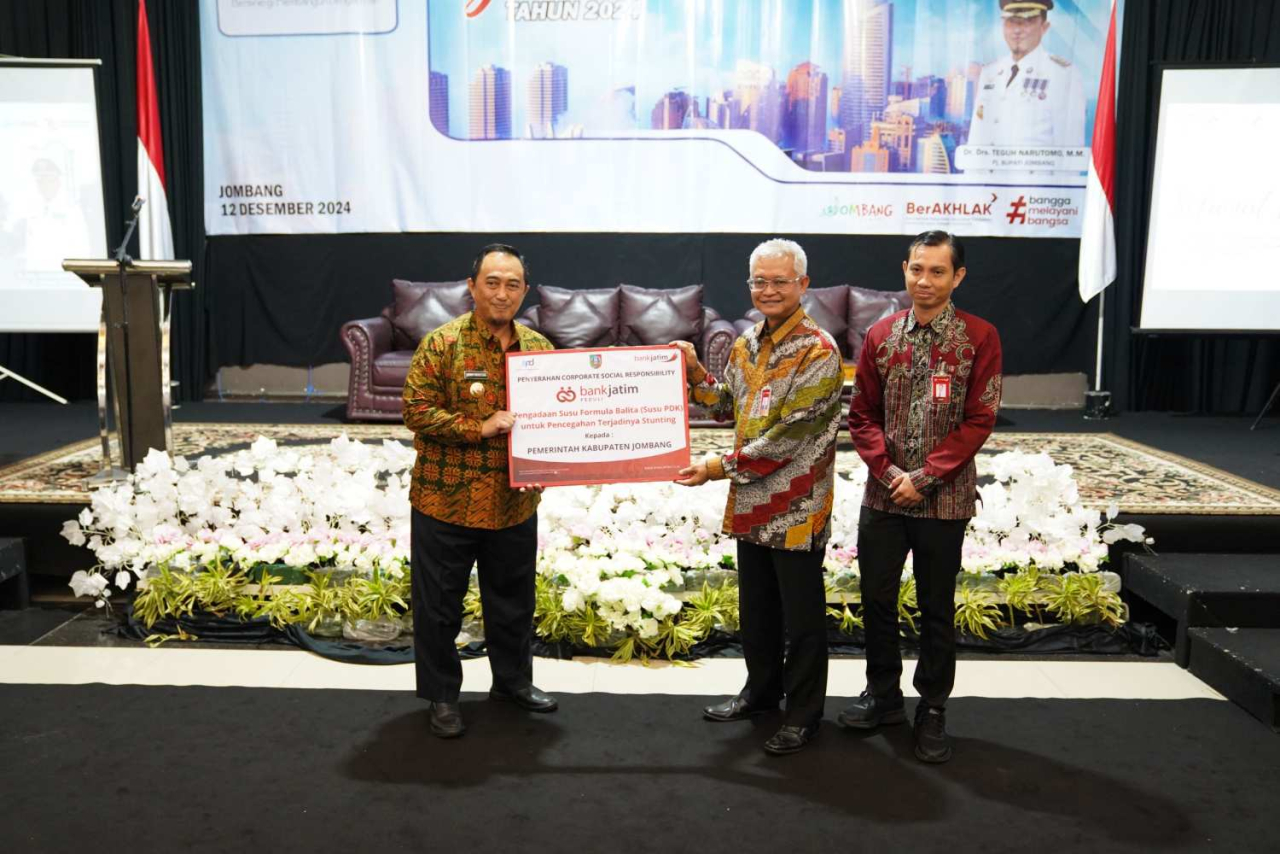 Bank Jatim menyalurkan bantuan susu formula untuk Pemkab Jombang untuk program pengentasan stunting. Foto : BJTM