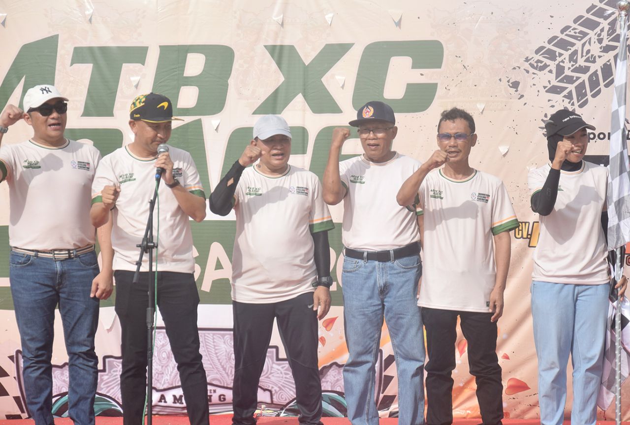 Direktur YSS, M Risdiamon (dua dari kanan) menegaskan butuh kolaborasi semua pihak untuk menggairahkan olahraga di Lamongan.