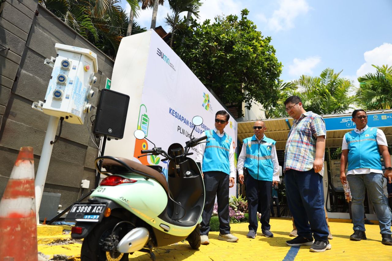 General Manager PLN Unit Induk Distribusi (UID) Jawa Timur, Ahmad Mustaqir lakukan inspeksi di SPKLU Gringging Citraland pada Senin (23/12). (Foto: PLN for Jatimkini)