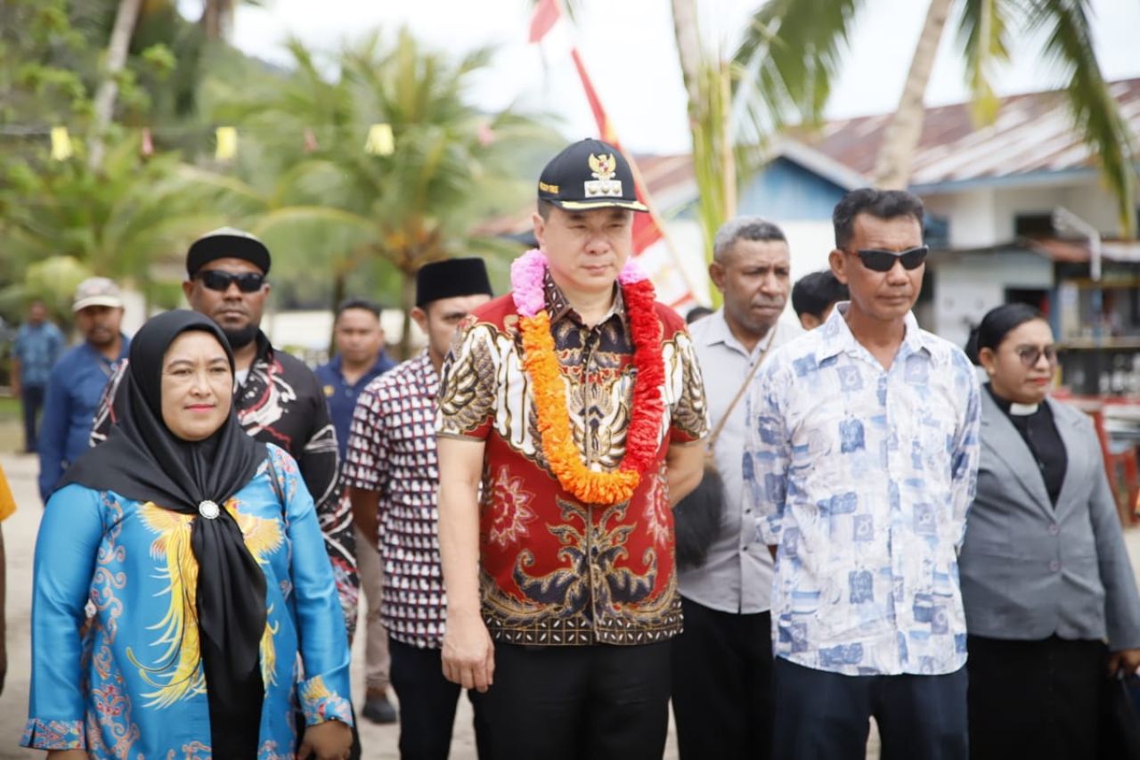 Usai meresmikan Gereja Protestan Indonesia Pos Pelayanan Tiberias, Bupati Kabupaten Kaimana, Freddy Thie meminta perkuat kehormanisan antar umat agama jelang tahun politik. ( Foto : Humas, Kab, Kaimana for Jatimkini,com )