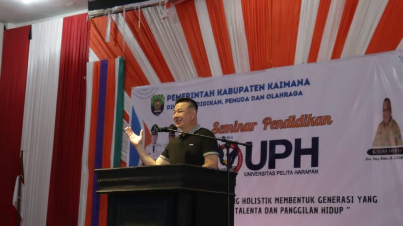 Bupati Kaimana, Freddy Thie mengapresiasikan Lippo Group lewat YPPH dalam memberi bantuan beasiswa pada siswa-siswi SMA/SMK dan MA Kaimana untuk melanjutkan ke perguruan tinggi ( Foto : Humas Kab, Kaimana for Jatimkini.com )