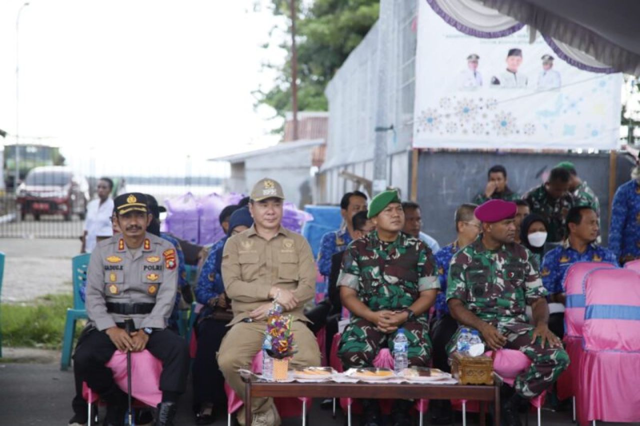 Bupati Kabupaten Kaimana, Freddy Thie mengahadiri upacara peringatan kembalinya Irian Barat ke NKRI. Dalam peringatan yang di inspektur upacara oleh  Kapolres Kaimana AKBP Gadug Kurniawan ini hadir juga sejumlah pimpinan OPD dan Forkopimda ( Foto : Humas 