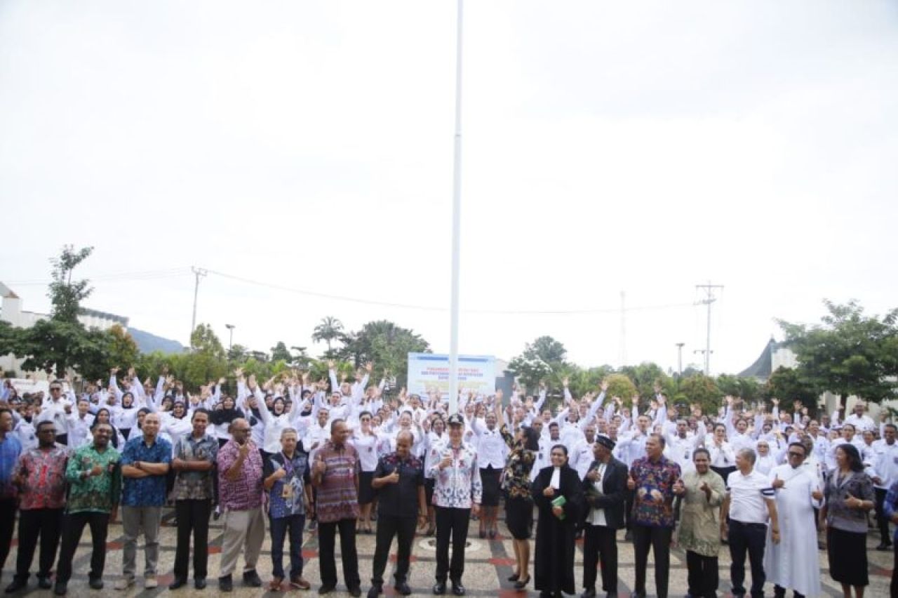 Bupati Kabupaten Kaimana, Freddy Thie berharap, penyerahan SK PPPK bisa meningkatkan kualitas pelayanan publik di Kaimana. ( Foto : Humas Kab, Kaimana for Jatimkini.com )