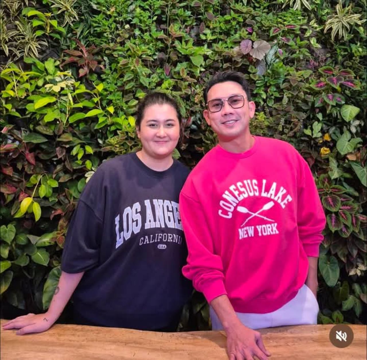 Thalita Curtis Winn pose bareng Deni Sumargo (Foto: Dok. Densu)