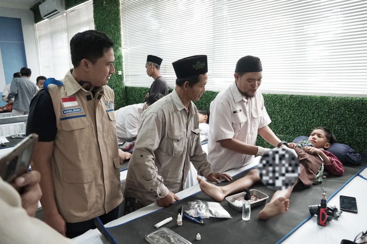 PLN bersama YBM PLN gelar khitan massal gratis di berbagai daerah di Kabupaten Gresik pada Sabtu (21/12). (Foto: PLN for Jatimkini)