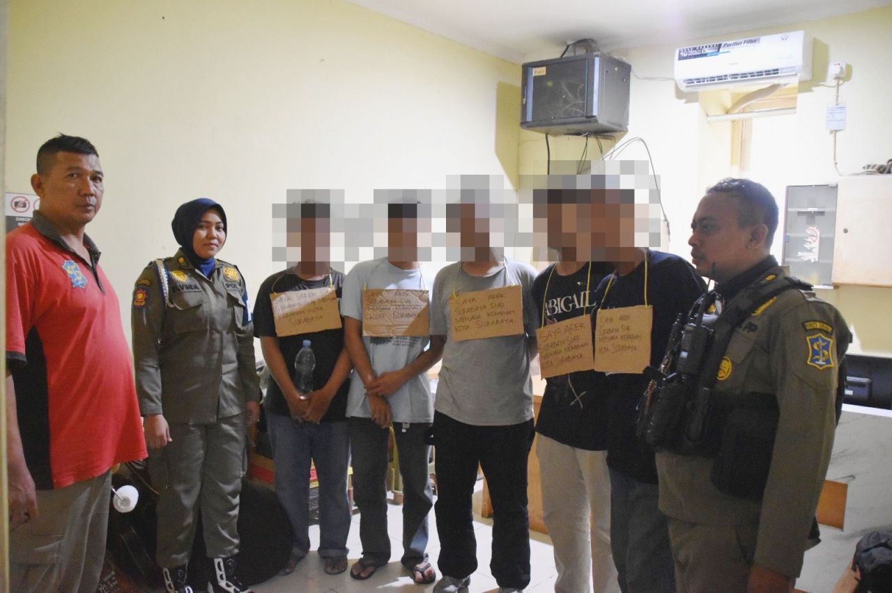 Lima pemuda berhasil di cicidul Satpol PP Surabaya saat melakukan vandalisme ( Foto : Dok. Humas Pamkot Surabaya for Jatimkini.com )