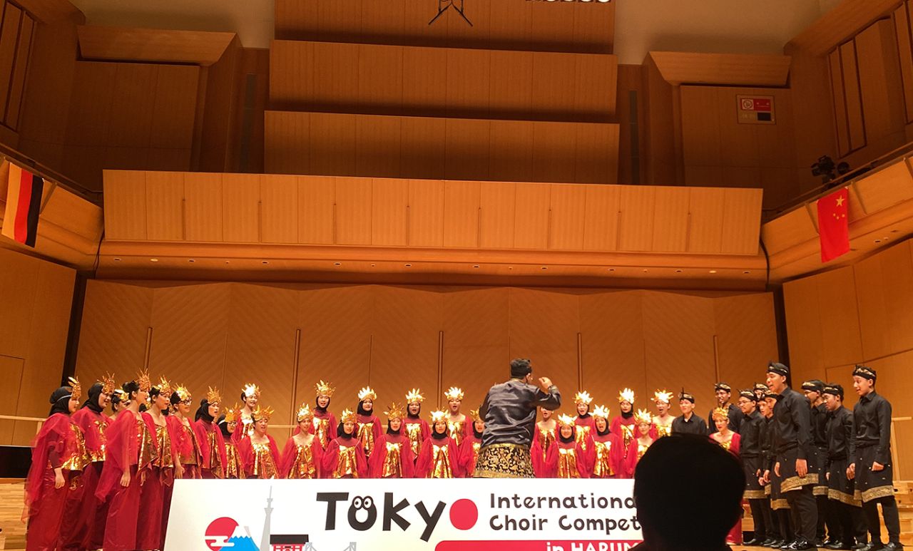 Livo saat tampil dalam Tokyo Internasional Choir Competition. (foto: dok.SMAN 15 Surabaya)