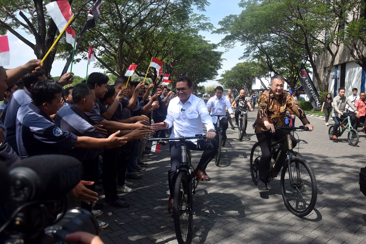 Menteri Perdagangan Budi Santoso (kiri) didampingi founder PT Insera Sena, Soejanto Wijaya (kanan) mendapat sambutan di sela pelepasan ekspor perdana sepeda listrik di Sidoarjo. Foto-foto: Rochman Arief/jatimkini.com