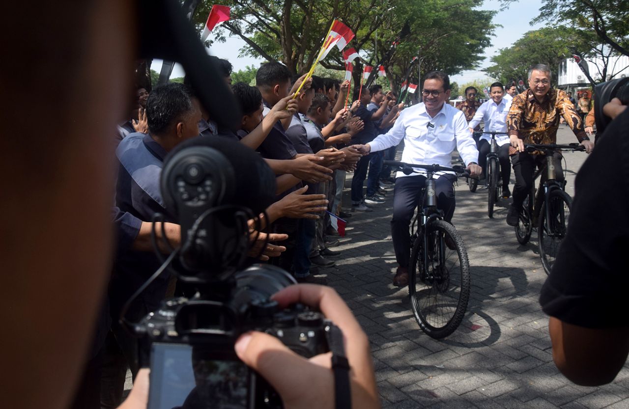 Sambutan diberikan pegawai Polygon kepada Mendag Budi Santoso di sela pelepasan ekspor perdana e-bike ke AS, Selasa (3/12/2024). (Foto: Rochman Arief/jatimkini.com)