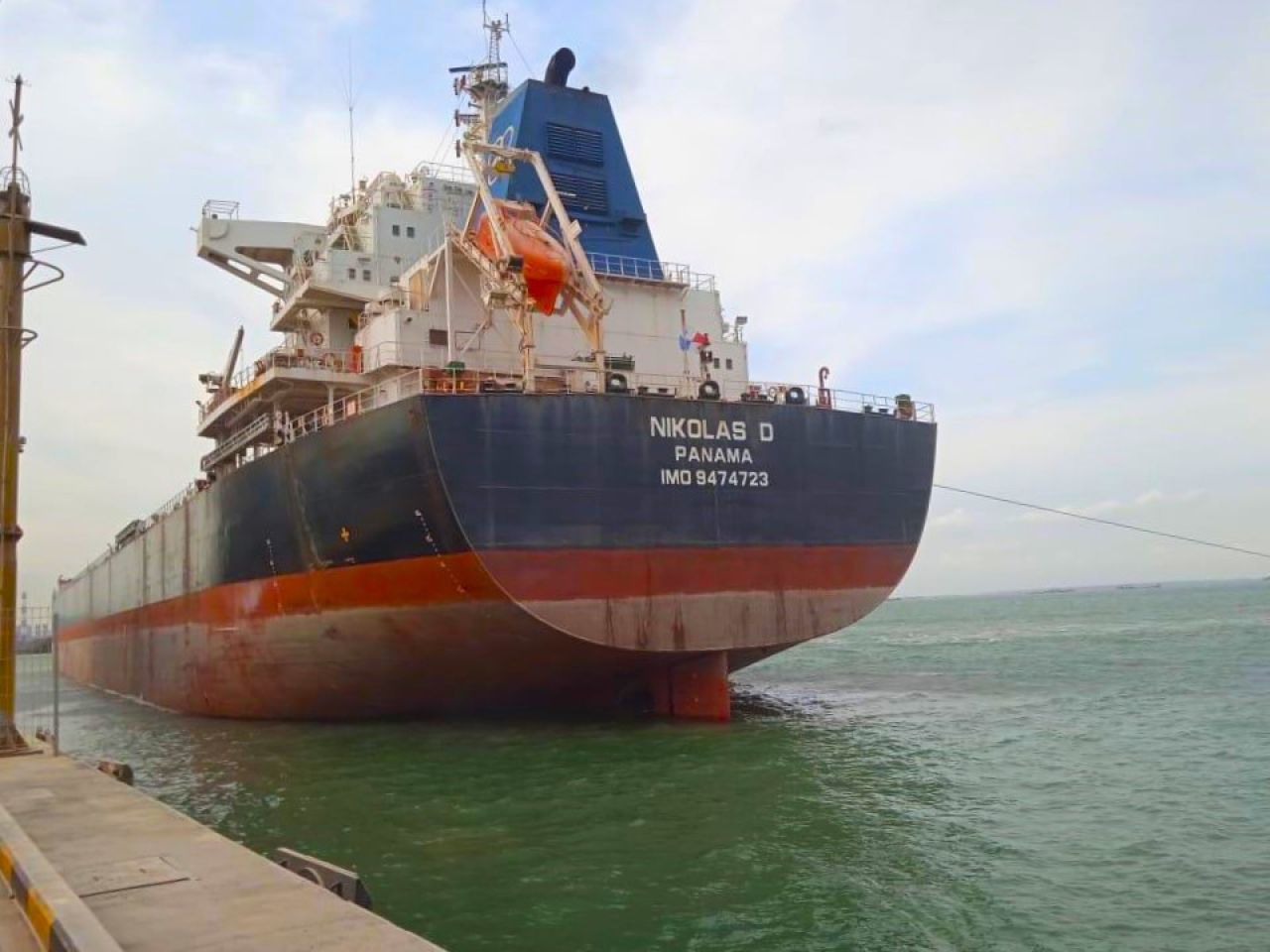MV Nicolas D saat sandar di Terminal Teluk Lamong untuk digantikan dengan MV Darya Ruchi. (foto: TTL for jatimkini)