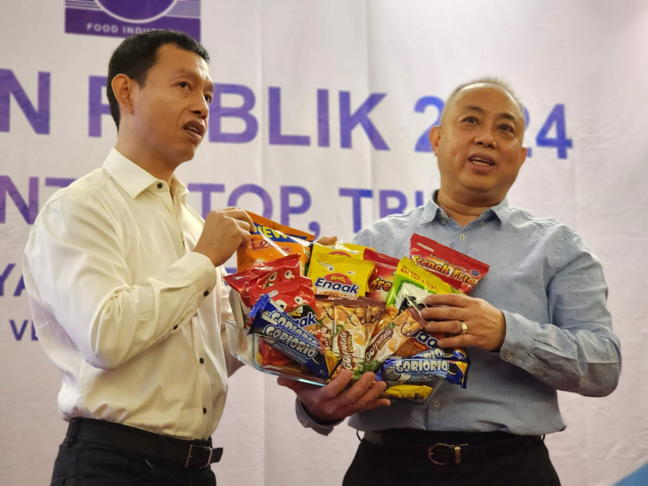 Direktur Siantar Top Armin (kiri) dan Direktur Siantar Top Suwanto (kanan) memamerkan sejumlah produk snack Siantar Top usai Paparan Publik di Surabaya, Selasa (10/12/2024). Foto : Peni Widarti