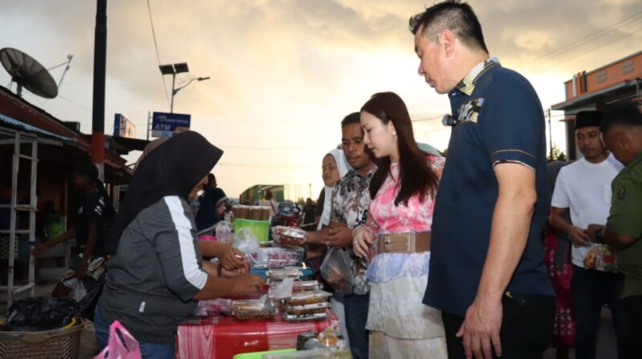 Bupati Kabupaten Kaimana, Freddy Thie beserta Istrinya yakni, Ernawati Thie memanfaatkan momen penting untuk merayakan Hari Paskah bertepatan bulan Ramadhan membeli takjil sebagai teloransi antar umat beragama ( Foto : Humas Kab, Kaimana for Jatimkini.com