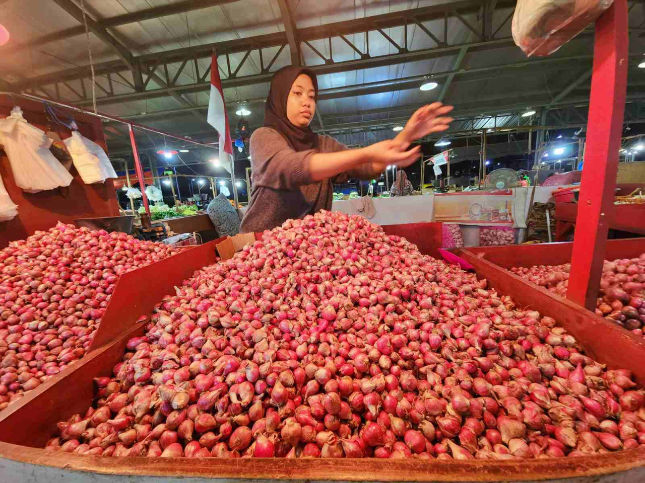 Pedagang bawang merah dan bawang putih di Pasar Induk Sidotopo Surabaya. Foto : Peni Widarti