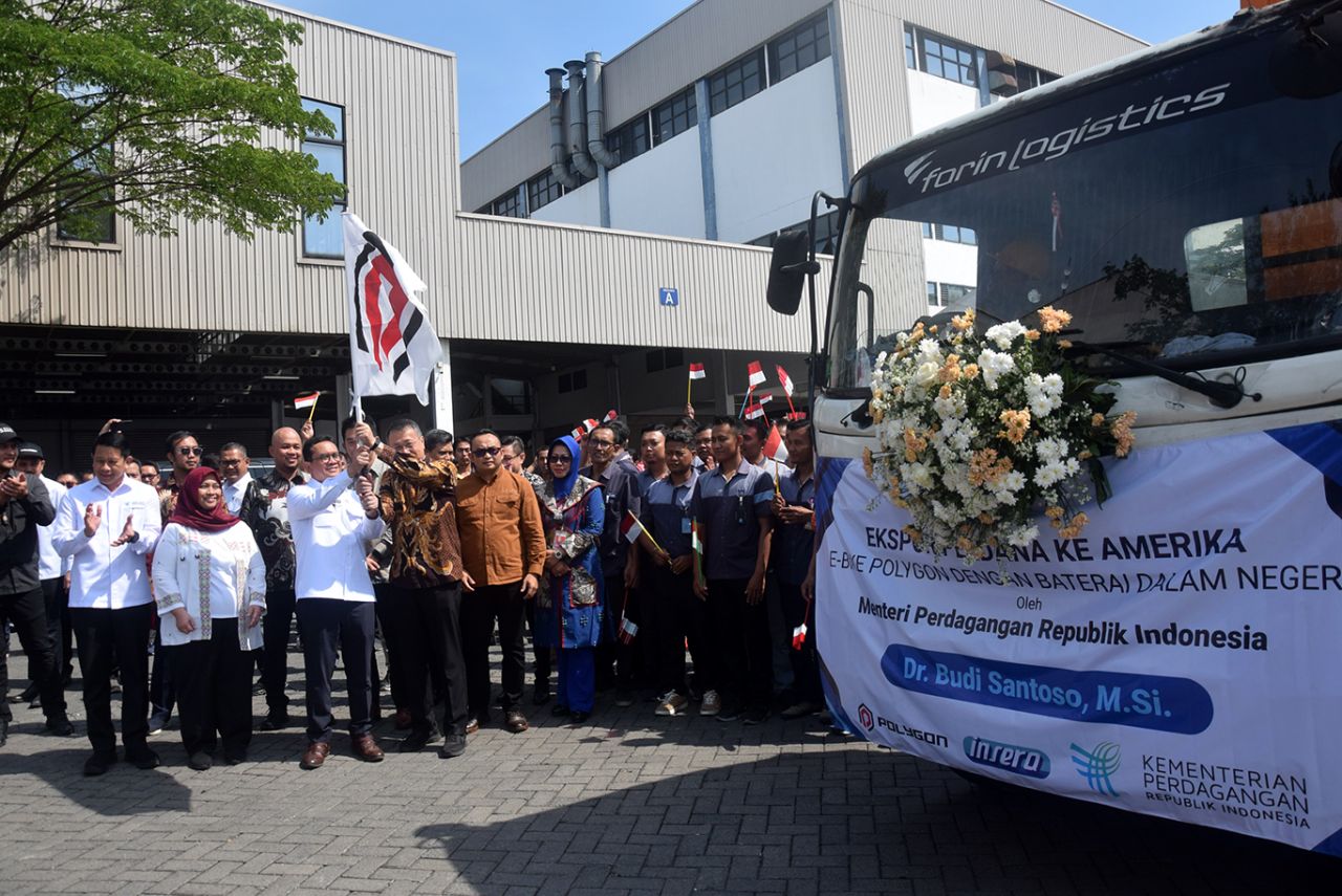 Mendag Budi Santoso didampingi founder Insera Sena, Soejanto Wijaya melakukan simbolis ekspor perdana sepeda listrik ke AS.