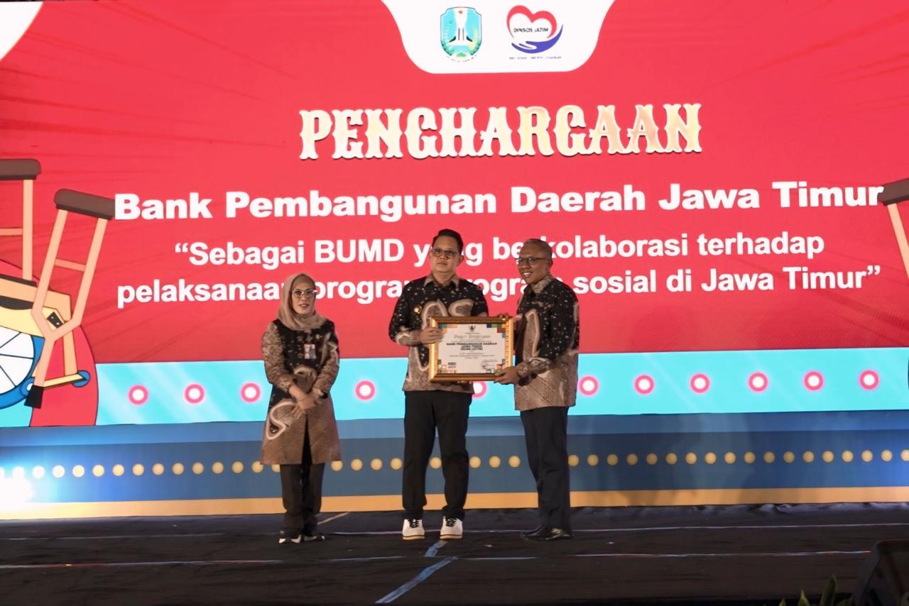 Bank Jatim saat menerima penghargaan dari Pemprov Jatim di Hari Disabilitas Internasional. Foto : BJTM