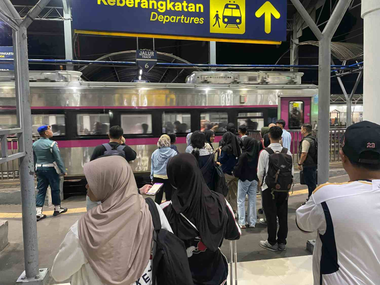 Calon penumpang kereta api di wilayah Daop 8 Surabaya. Foto : KAI