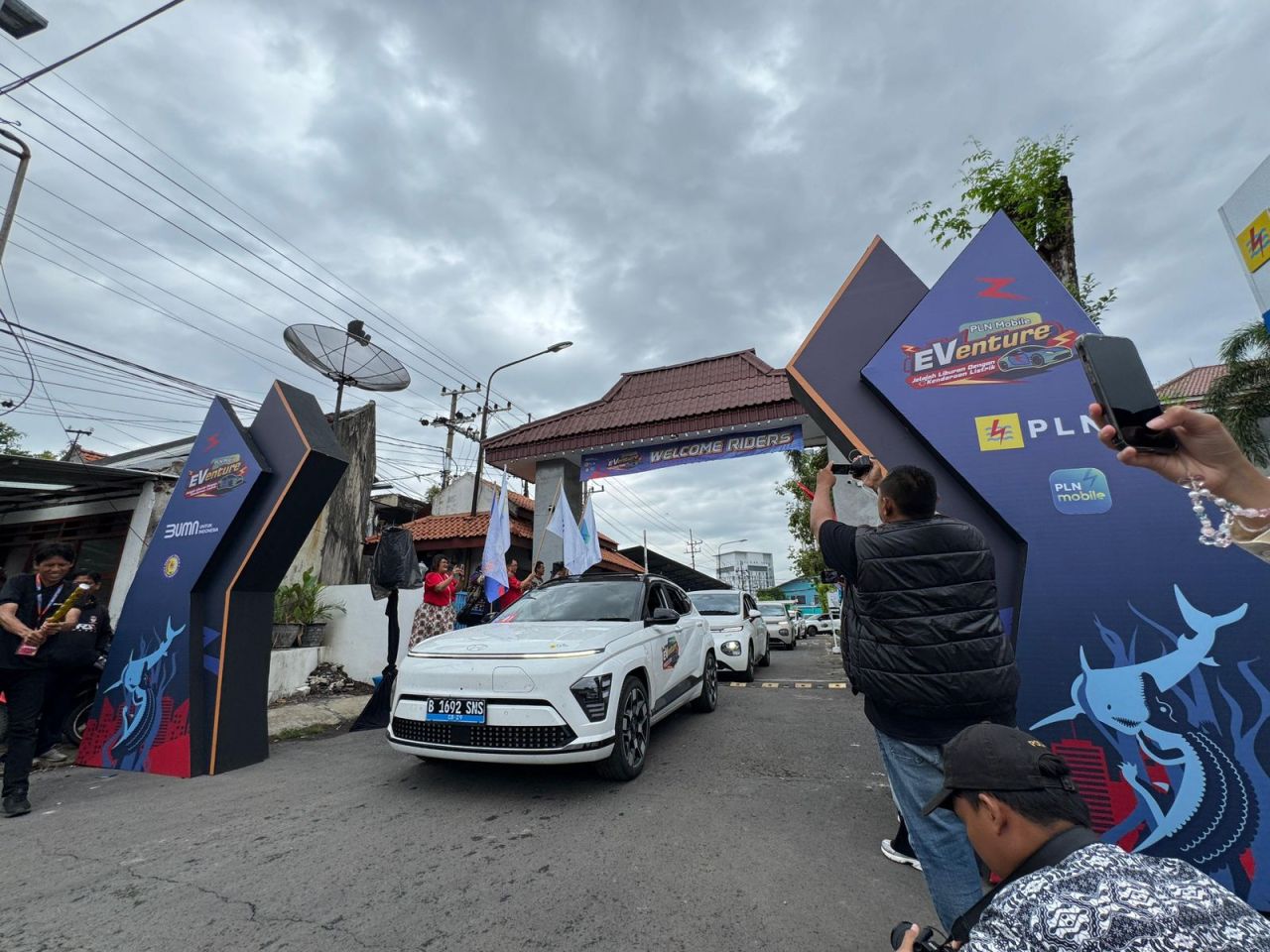 Cek kesiapan Stasiun Pengisian Kendaraan Listrik Umum (SPKLU), PT PLN (Persero) gelar roadshow kendaraan listrik menempuh rute Jakarta - Bali. (Foto: PLN for Jatimkini)