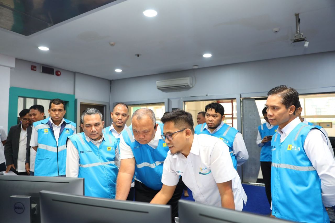 Executive Vice President (EVP) Operasi Distribusi Jawa, Madura dan Bali PT PLN (Persero), Soffin Hadi turut memonitor dan memantau kesiapan kelistrikan salah satunya di Jawa Timur. (Foto: PLN for Jatimkini)