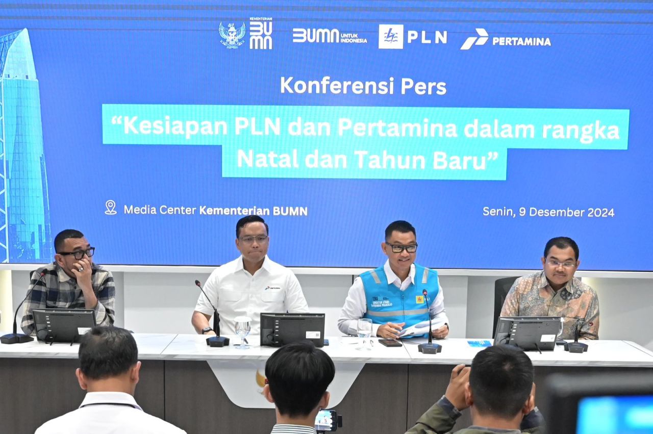 Direktur Utama PLN Darmawan Prasodjo membeberkan persiapannya dalam konferensi pers bersama Staf Khusus Menteri Badan Usaha Milik Negara (BUMN), Arya Sinulingga dan Direktur Utama PT Pertamina (Persero), Aloysius Simon Mantiri. (Foto: PLN for Jatimkini)