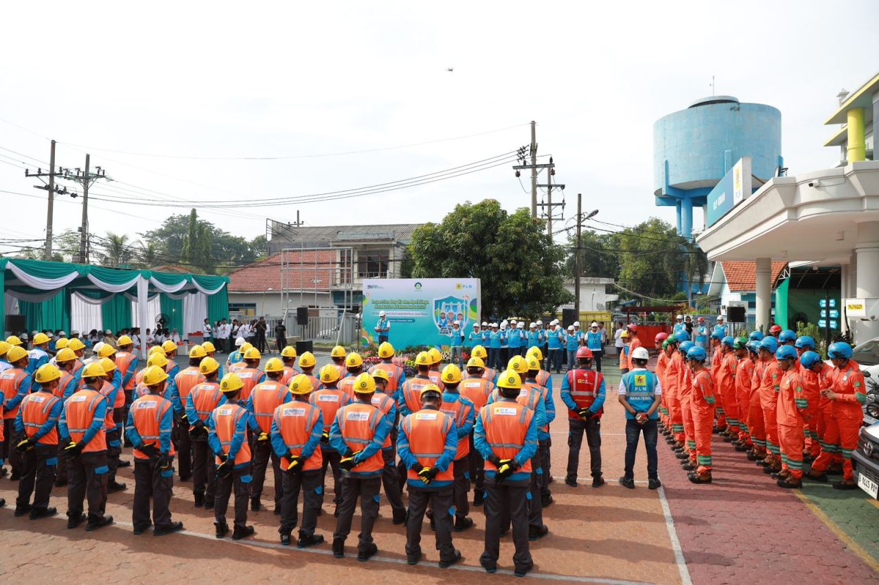 PT PLN (Persero) Unit Induk Distribusi (UID) Jawa Timur gelar Inspection Day dan Apel Siaga keandalan pasokan listrik jelang Natal 2024 dan Tahun Baru 2025 di halaman PLN Unit Layanan Pelanggan (ULP) Krian. (Foto: PLN for Jatimkini)