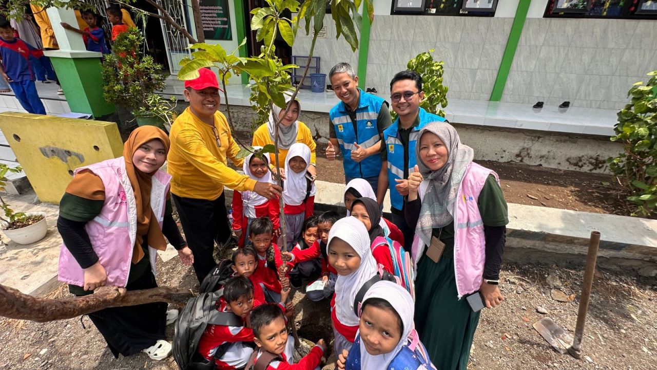 PLN Jatim sosialisasi kelistrikan dan penanaman pohon di sekolah SDN Banjarsawah 2, Kecamatan Tegalsiwalan, Kabupaten Probolinggo. (Foto: PLN for Jatimkini)