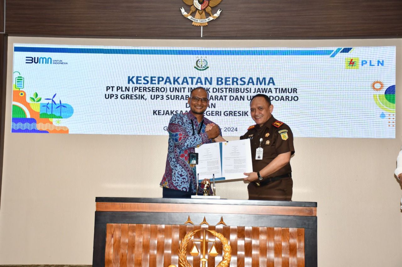 PLN menggelar penandatanganan Kesepakatan Bersama Memorandum of Understanding (MoU) dengan Kejaksaan Negeri Gresik pada Senin (23/12). (Foto: PLN for Jatimkini)
