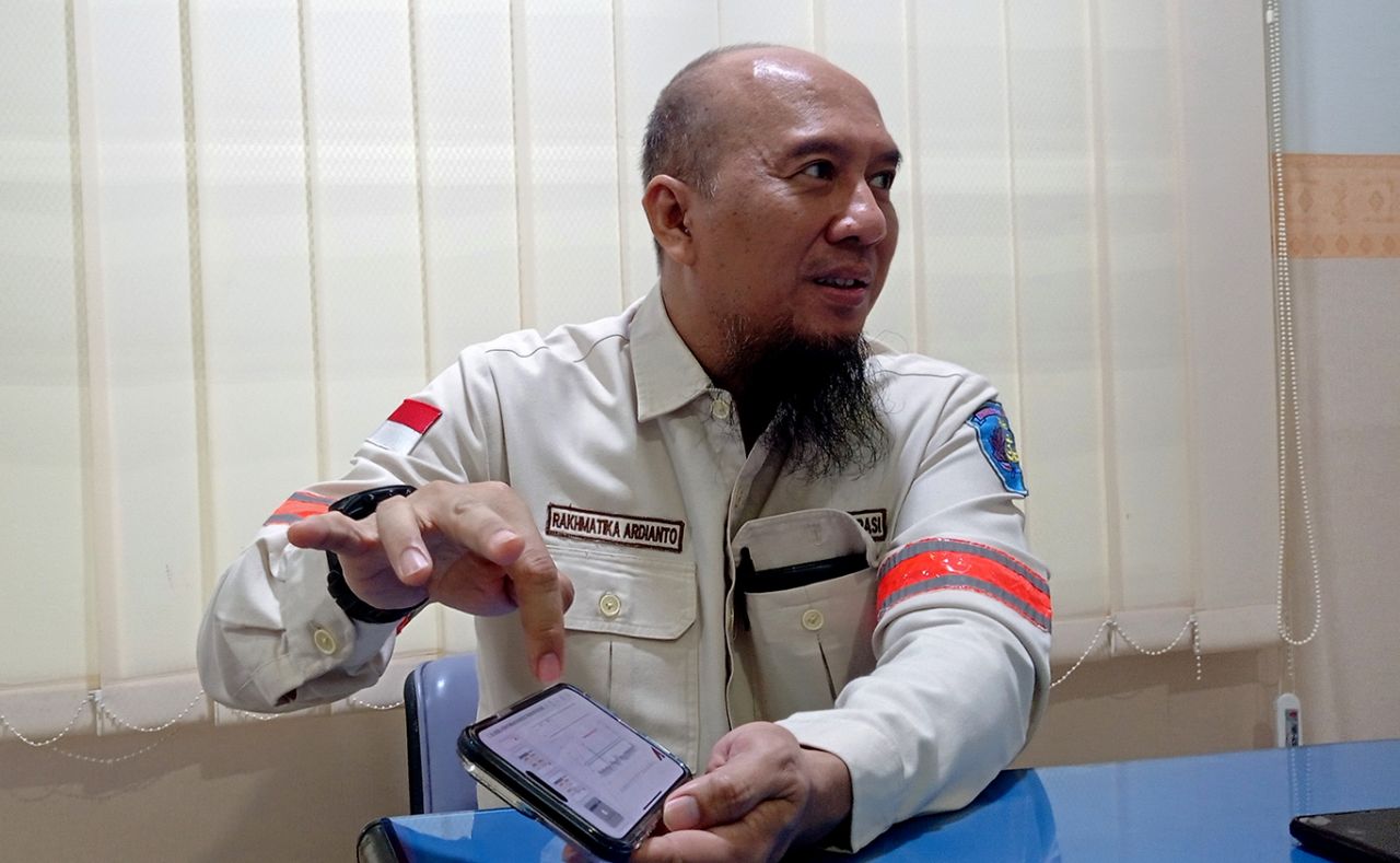 Direktur Operasional DLU, Rahmatika Ardianto menjelaskan kondisi cuaca di akhir tahun. (Foto: Rochman Arief/jatimkini.com)