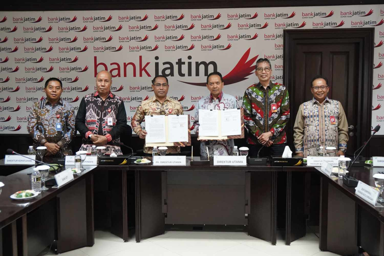Proses penandatanganan kerja sama sharing biller antara Bank Jatim dengan Bank NTT. Foto : BJTM