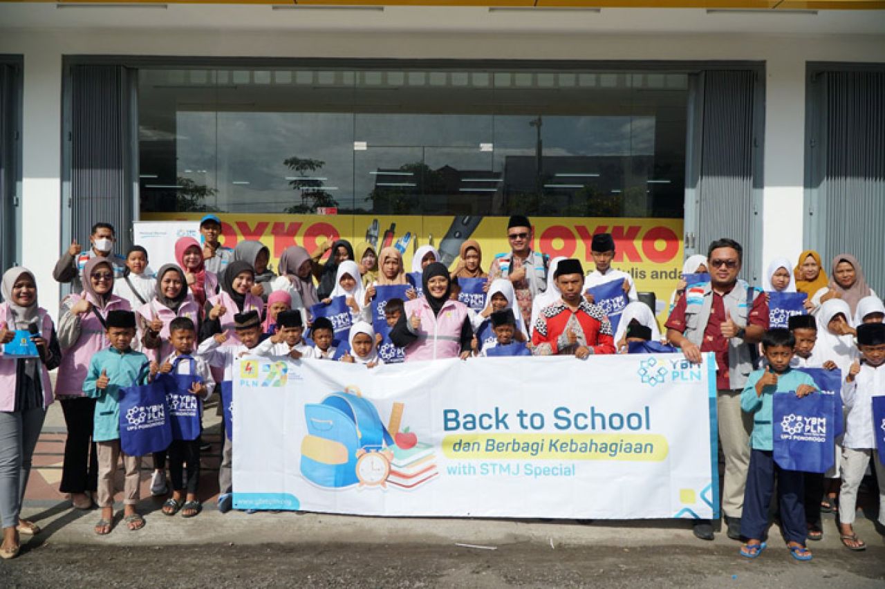 Srikandi PLN Jatim ajak anak-anak belanja perlengkapan sekolah. (Foto: PLN for Jatimkini)