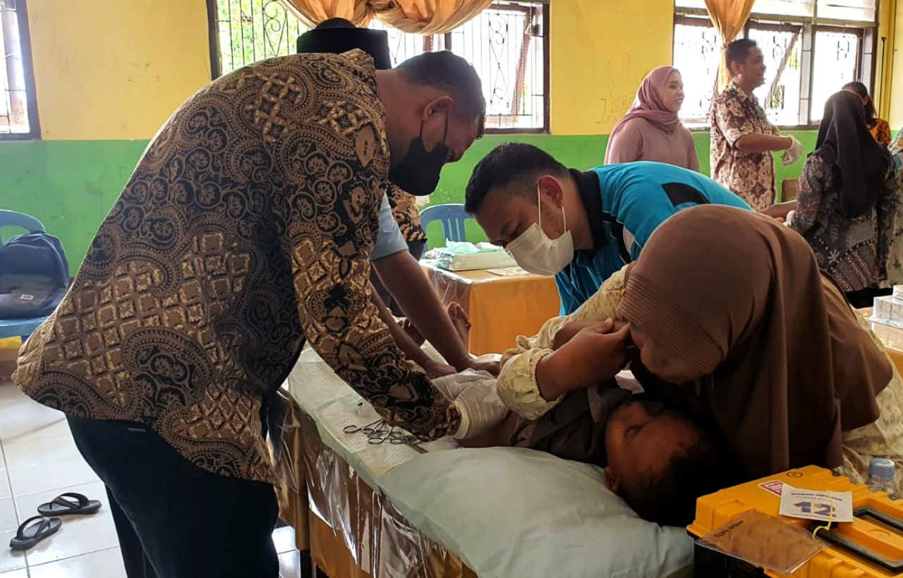 Sunatan massal menjadi rangkaian tanwir dan milad Muhammadiyah ke-112 menjadi bukti sinergi di bidang kesehatan. (Foto: PW Muhammadiyah for jatimkini.com)