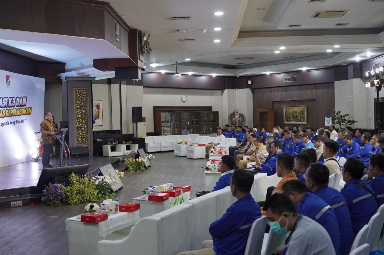 Subholding Pelindo Multi Terminal (SPMT) gandeng Dewan Keselamatan dan Kesehatan Kerja (DK3) Provinsi Jawa Timur dan Asosiasi Perusahaan Bongkar Muat Indonesia (APBMI) gelar seminar tingkatkan keselamtan kerja dilingkup pelabuhan ( Foto : SPMT for Jatimki