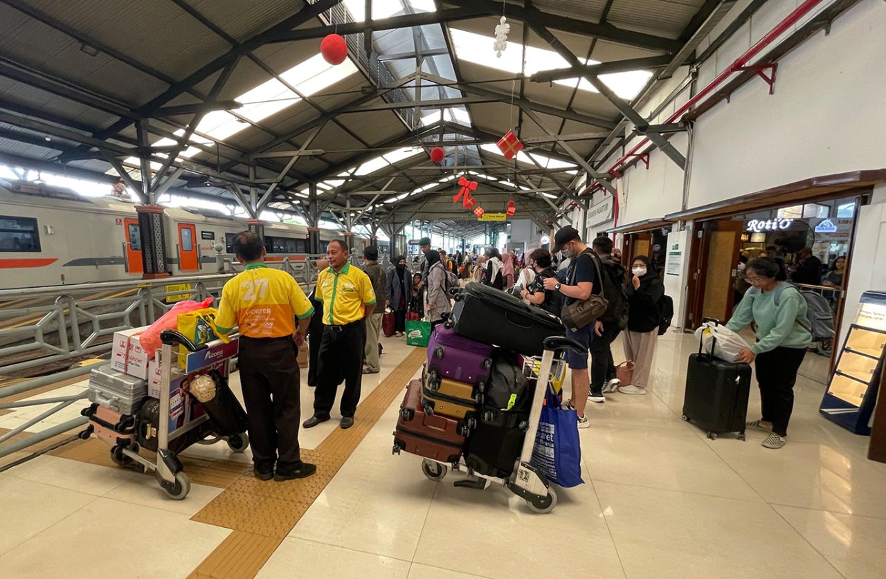 PT KAI Daop 8 Surabaya mencatat angkutan Nataru 2024/2025 naik 1 persen (YoY) dengan realisasi 750 ribu penumpang. (Foto: KAI Daop Surabaya for jatimkini.com)
