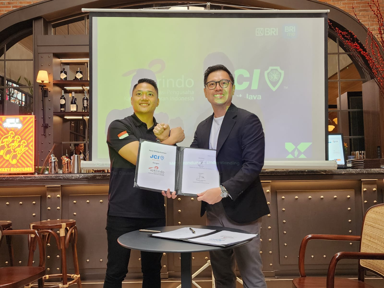 Ketua Apkrindo Jatim Ferry Setiawan (kiri) dan Local President JCI East Java, Andrew Hartono (kanan) saat penandatanganan MoU di Surabaya, Senin (20/1/2025). Foto : Peni Widarti