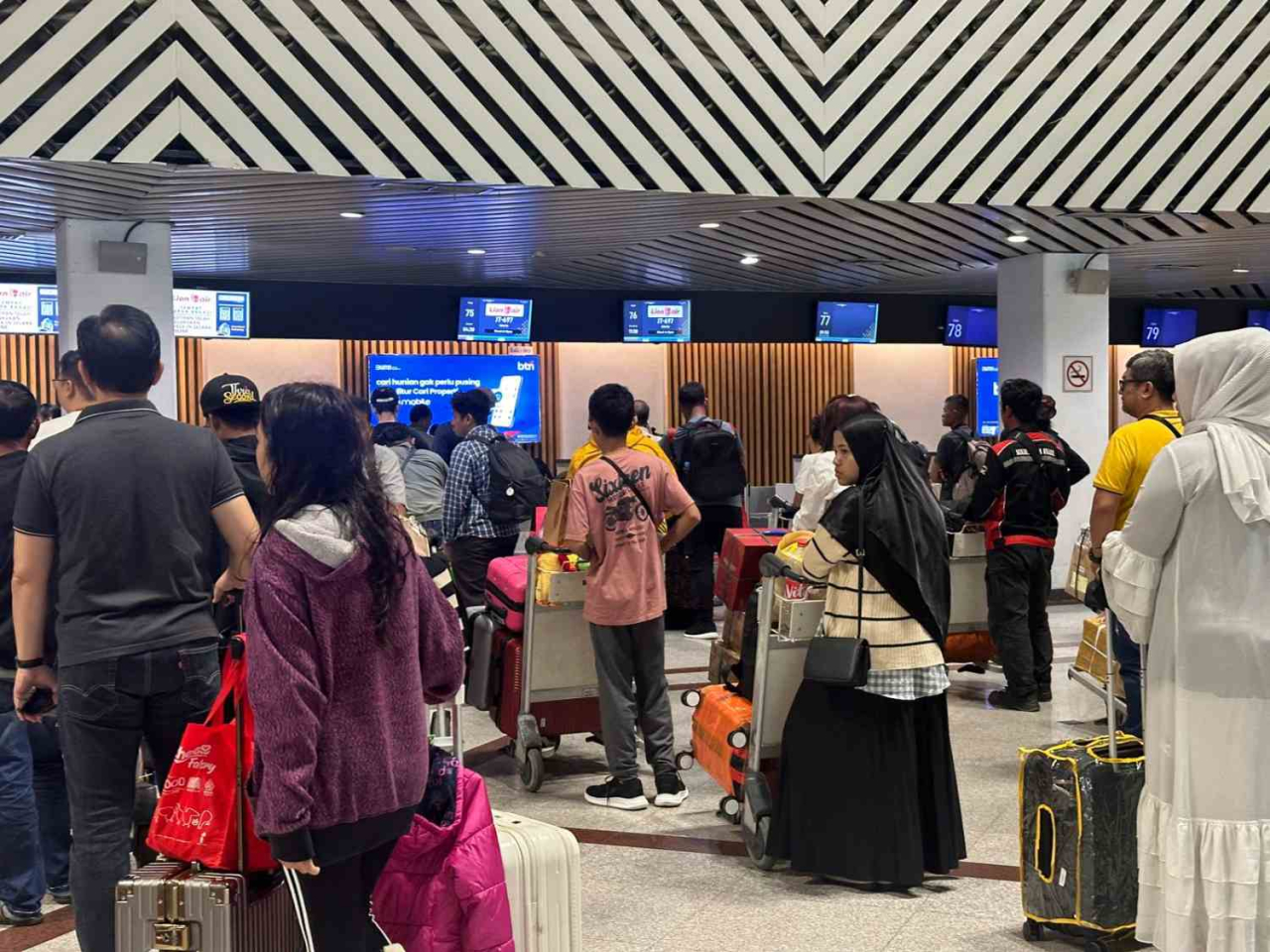 Suasana antrean calon penumpang pesawat di Bandara Internasional Juanda saat libur Nataru 2024/2025. Foto : Juanda