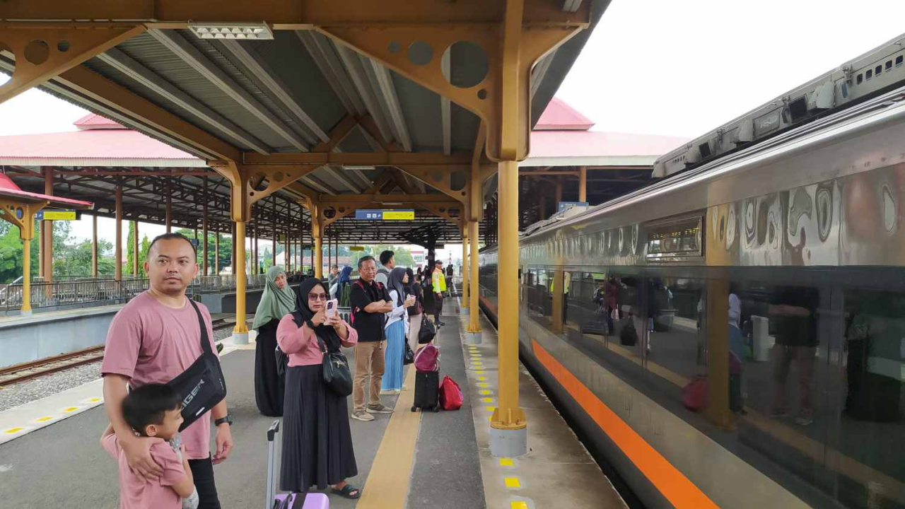 Penumpang kereta api di wilayah kerja KAI Daop 8 Surabaya. Foto : KAI