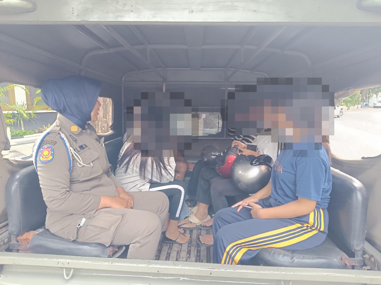 Satpol PP Surabaya mengamankan enam remaja gegara medsos yang berakibat perkelahian ( Foto : Humas Pemkot Surabaya for Jatimkini.com )