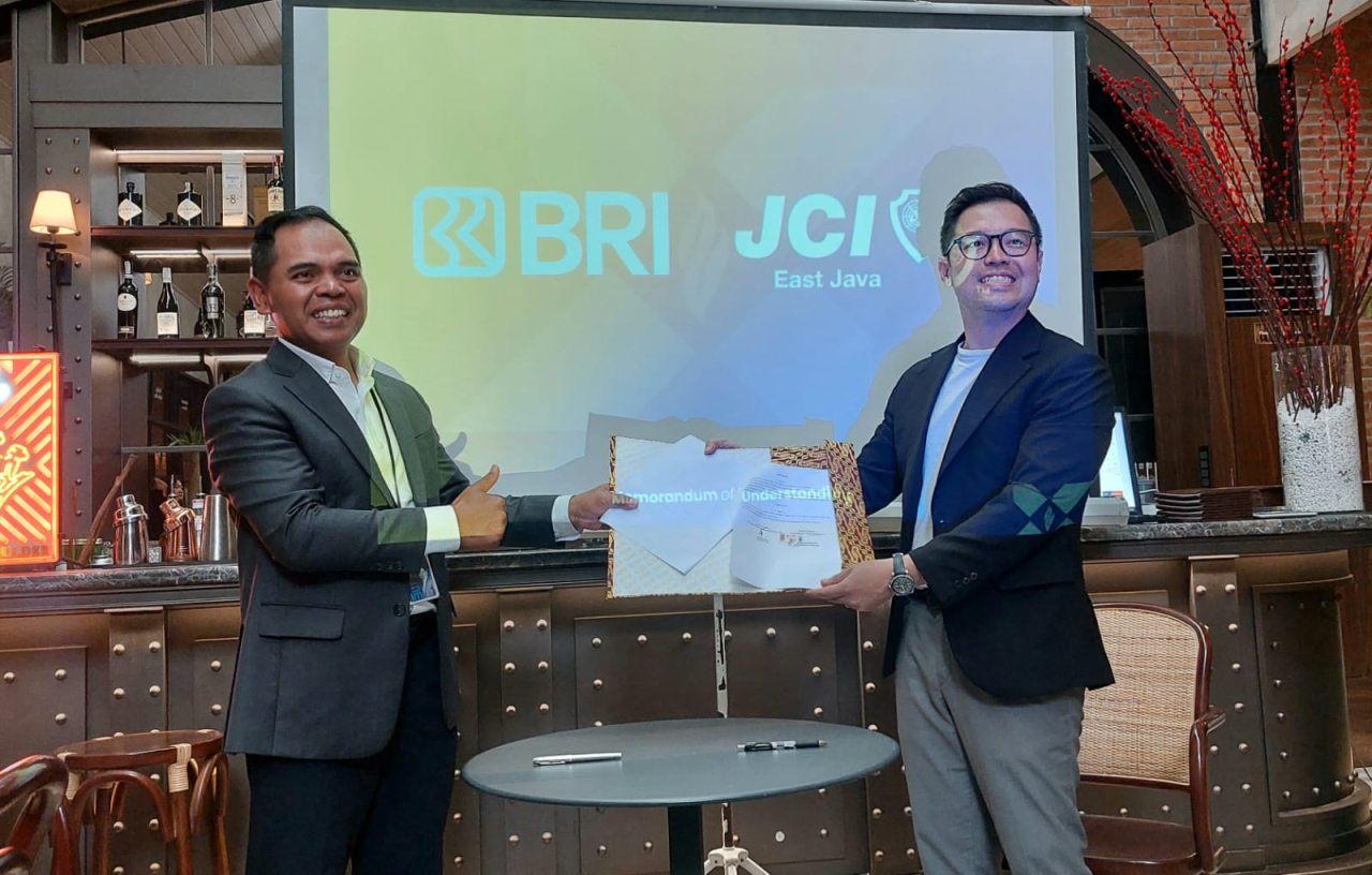 Regional CEO BRI RO Surabaya, Setiyarta (kiri) dan Local President JCI East Java, Andrew Hartono (kanan) saat menandatangani MoU di Surabaya, Senin (20/1/2025). Foto : BRI