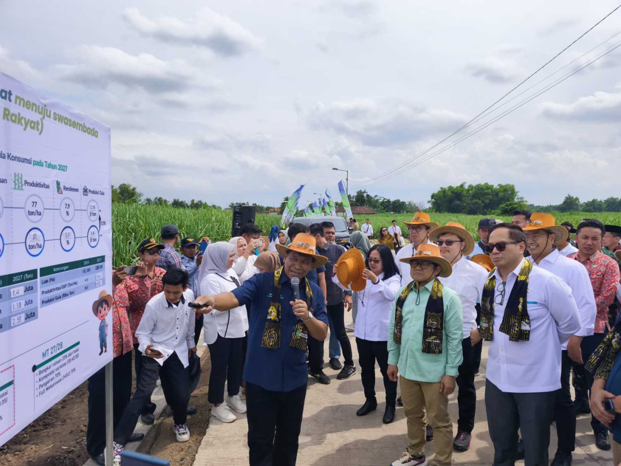 Direktur Utama SGN Mahmudi (kiri), Menko PM Muhaimin Iskandar (tengah) dan Wamen BUMN Kartika Wirjoatmodjo (kanan) saat melakukan kunja ke kebun tebu di Mojokerto. Foto : -ist