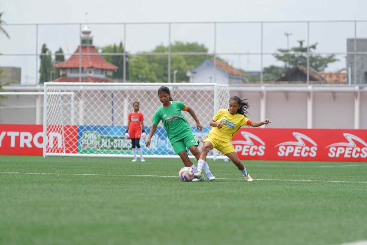 Tim All-Stars saat bertanding dengan tim Yogyakarta dalam Milklife Soccer Challenge. Foto : Djarum Fondation