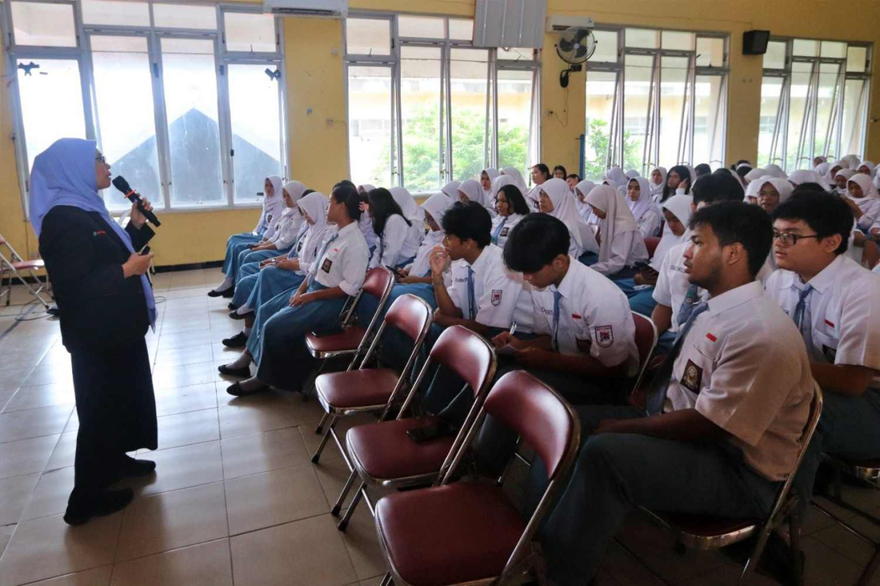 Dosen UHW Perbanas memberi pelatihan personal branding kepada siswa SMAN 20 Surabaya. Foto : UHW Perbanas