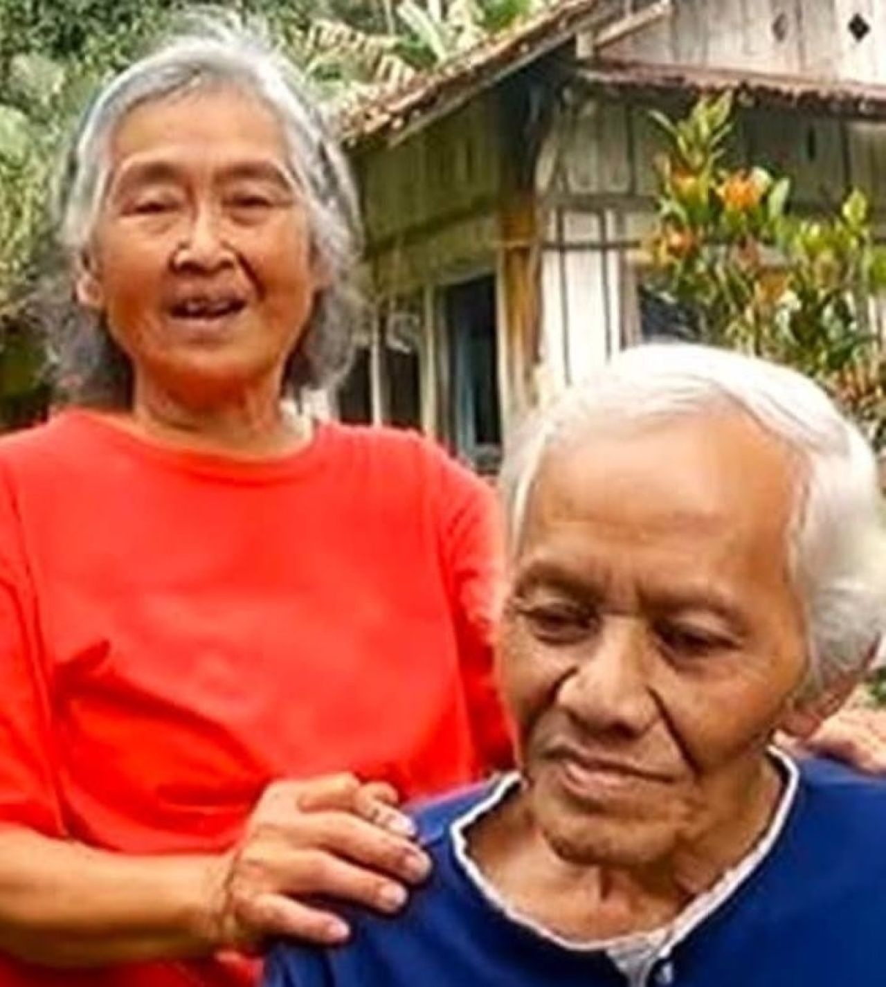 Peni, pensiunan PNS bersama suaminya Efi Suharto kini memilih tinggal di desa. (Foto: Ist)