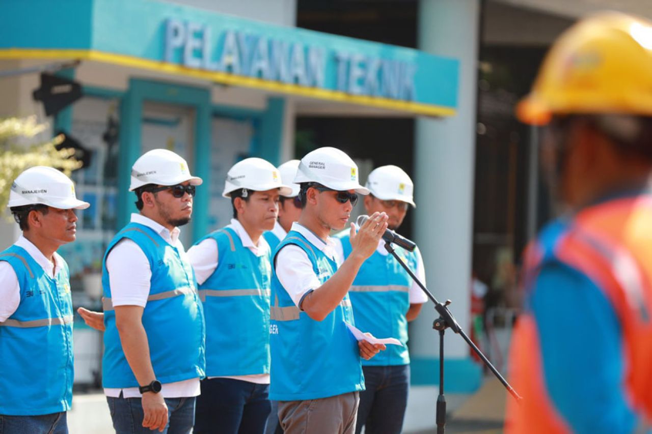 PT PLN (Persero) Unit Induk Distribusi (UID) Jawa Timur, Ahmad Mustaqir pimpin apel di halaman kantor PLN Unit Pelaksana Pelayanan Pelanggan (UP3) Gresik, Jumat (10/01). (Foto: PLN for Jatimkini)