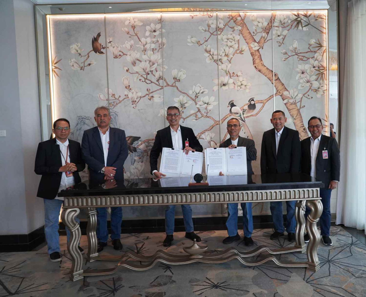 Dirut Bank Jatim Busrul Iman (ketiga kiri) dan Direktur Dana & Jasa Bank NTB Syariah H. Nurul Hadi (kanan) menandatangani PKS di Surabaya. Foto : BJTM