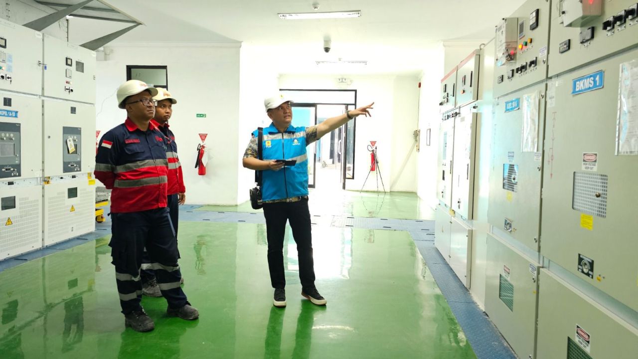 Sambut tahun baru 2025, PT PLN (Persero) Unit Induk Distribusi (UID) Jawa Timur meningkatkan daya listrik curah Tegangan Menengah (TM) ke PT Berkah Kawasan Manyar Sejahtera (BKMS). (Foto: PLN for Jatimkini)