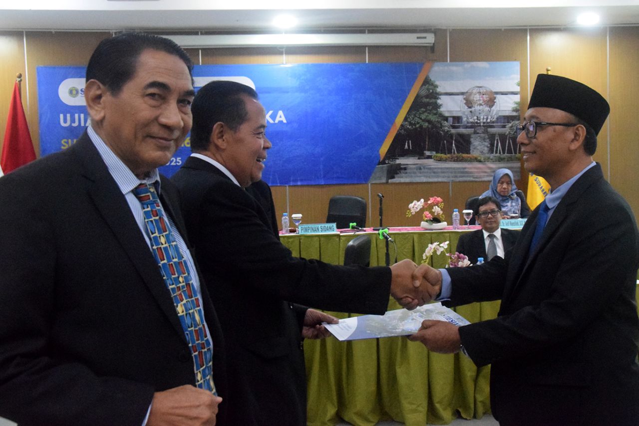 Politikus PAN, Suli Da'im (kanan) masih sempat bercanda saat menerima ijazah gelar doktor Ilmu Manajemen dari STIESIA, Selasa (14/1/2025).