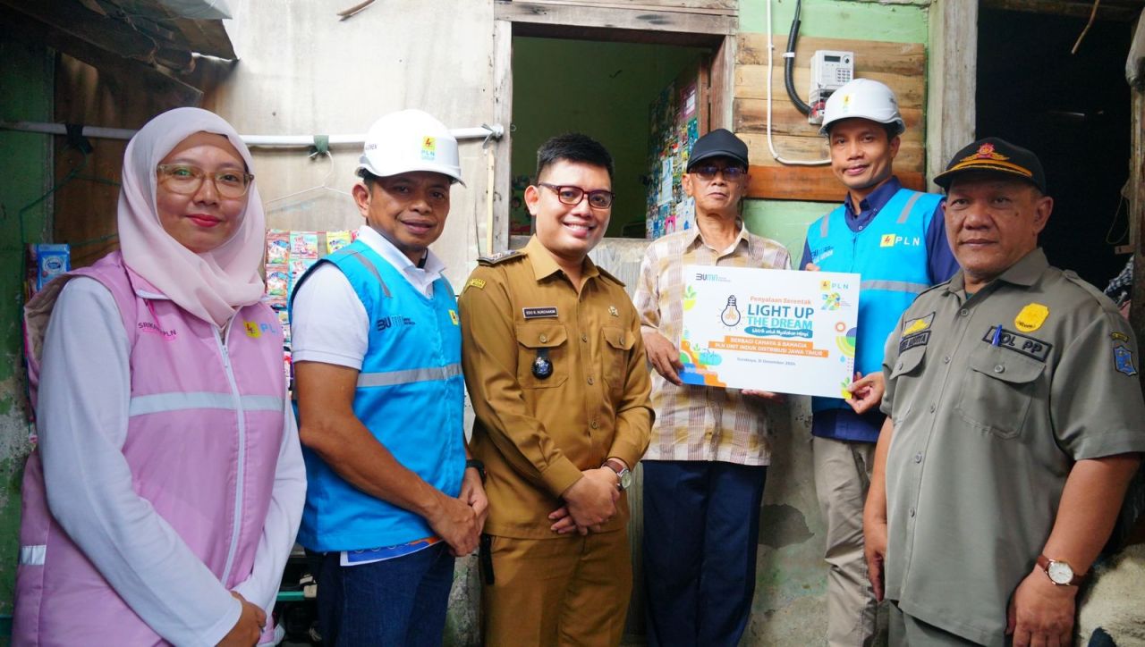 PLN memberikan Bantuan Pasang Baru Listrik (BPBL) kepada warga Desa Penganten, Kecamatan Balen, Kabupaten Bojonegoro pada Kamis (28/12). (Foto: PLN for jatimkini)