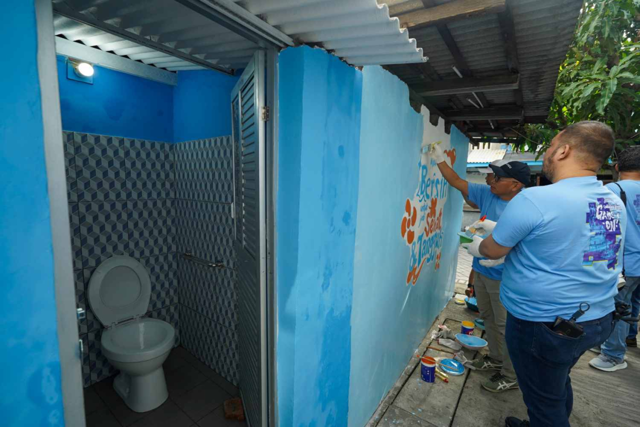 Kegiatan program Toilet Sehat Kampung Seng Tangguh di Surabaya. Foto : Pelindo Marine
